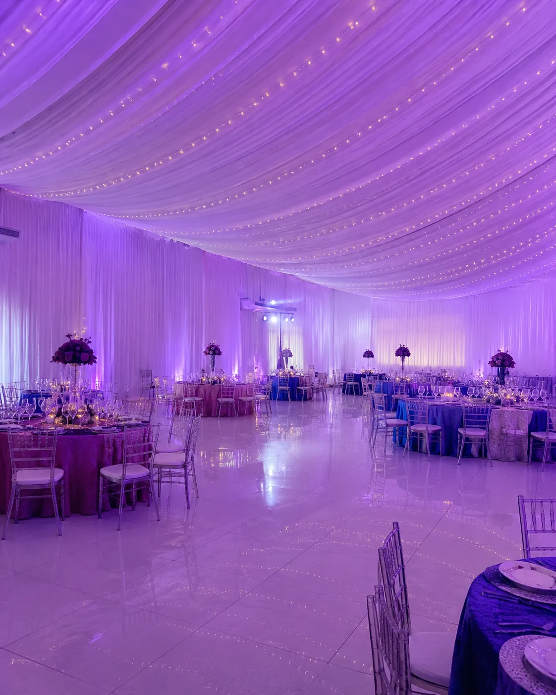 Salon del club preparado para una celebracion